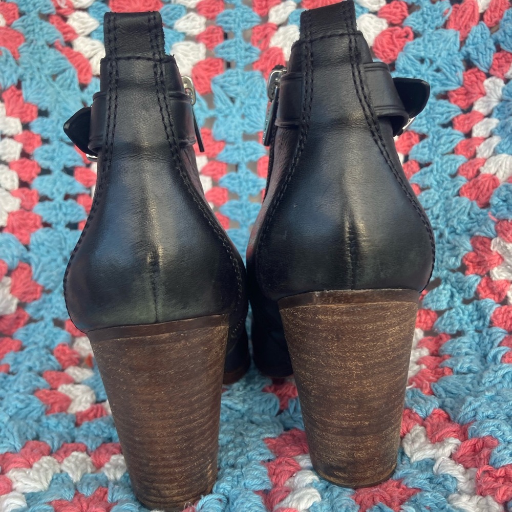 🦌 Coach Hewes Leather Ankle Bootie w/ Almond Toe & wooden chunky heel size 7.5 - Picture 5 of 8